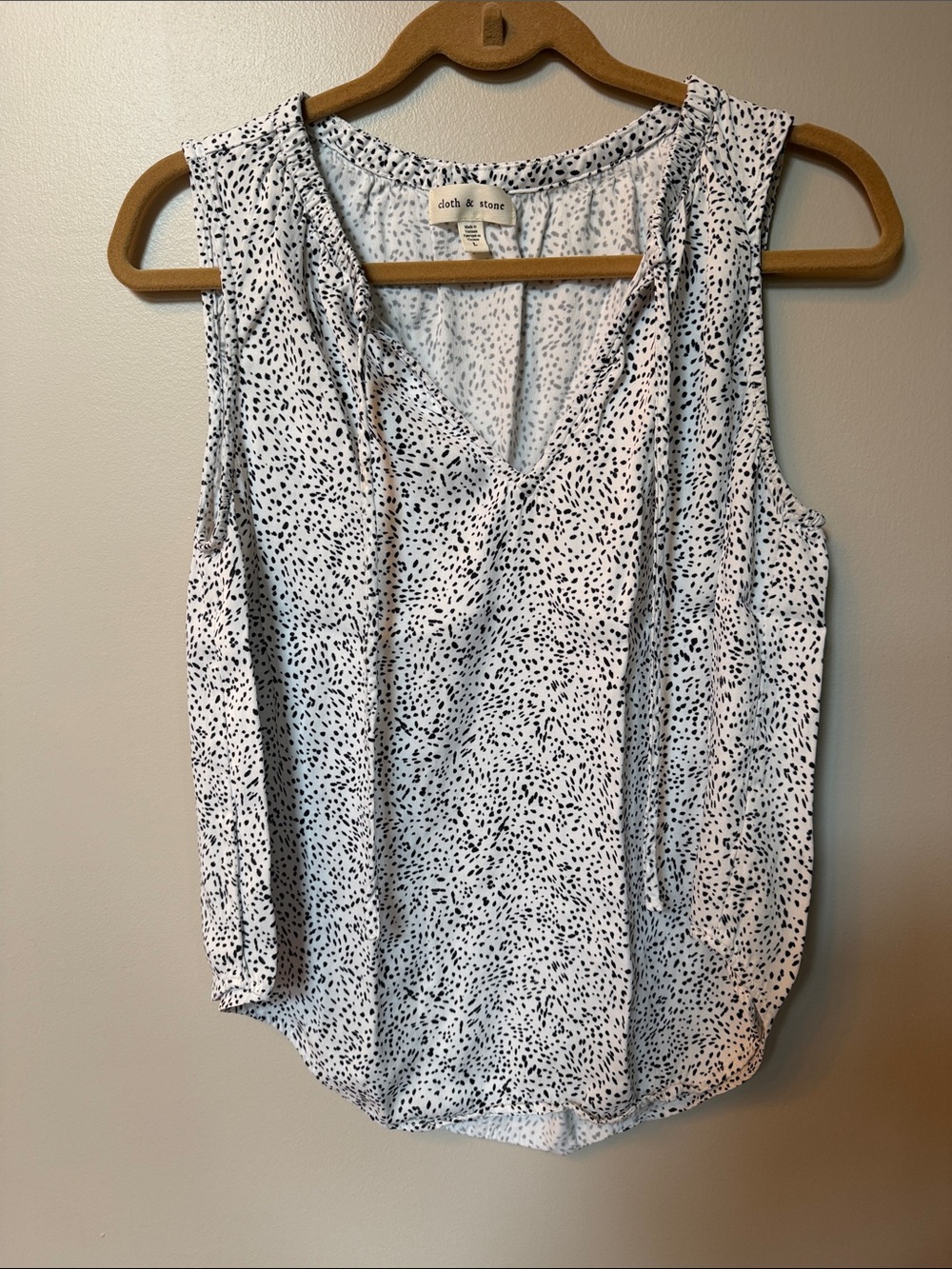 cloth & stone White Black Speckled V-Neck Sleeveless Top